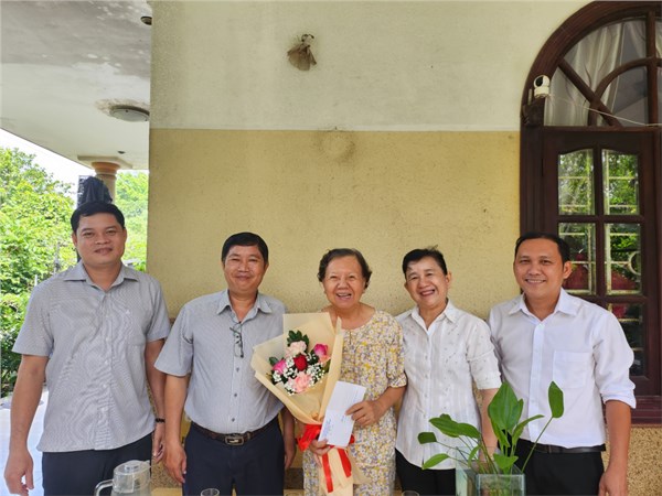 Đến cán bộ đến thăm, tặng quà nguyên lãnh đạo Ban Tuyên giáo Huyện ủy 
